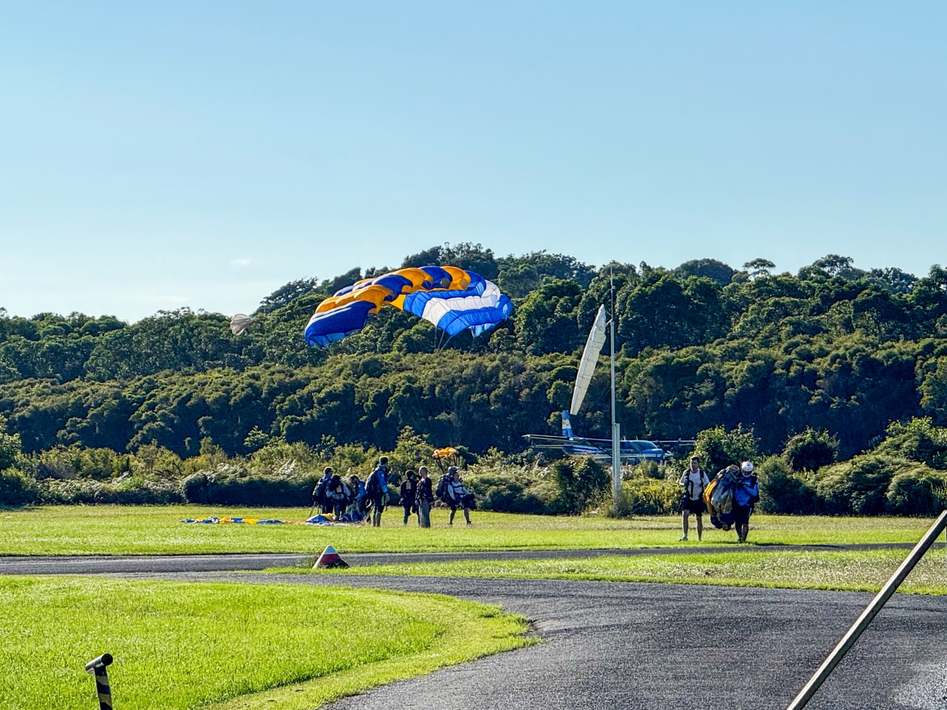 [澳洲拜倫灣] Byron Bay Skydive 跳傘體驗 海岸線真的美到忘記害怕｜KKday預訂含接駁 報到流程 攝影方案完整分享｜欣賞澳洲本土最東端 跳下去那刻真的爽到炸