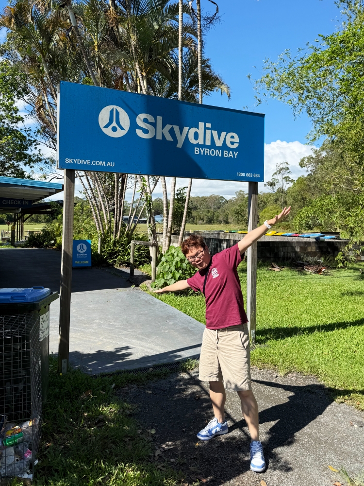 [澳洲拜倫灣] Byron Bay Skydive 跳傘體驗 海岸線真的美到忘記害怕｜KKday預訂含接駁 報到流程 攝影方案完整分享｜欣賞澳洲本土最東端 跳下去那刻真的爽到炸