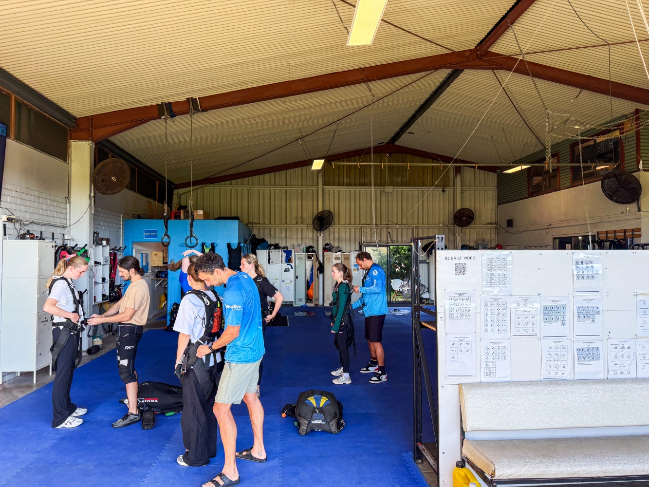 [澳洲拜倫灣] Byron Bay Skydive 跳傘體驗 海岸線真的美到忘記害怕｜KKday預訂含接駁 報到流程 攝影方案完整分享｜欣賞澳洲本土最東端 跳下去那刻真的爽到炸